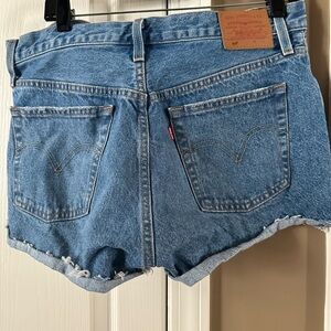 501 original short Levis
Athens mid short
